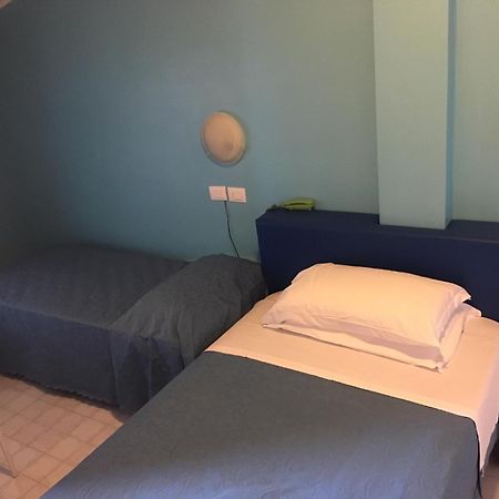 Hotel Albatros Roseto Degli Abruzzi Bagian luar foto