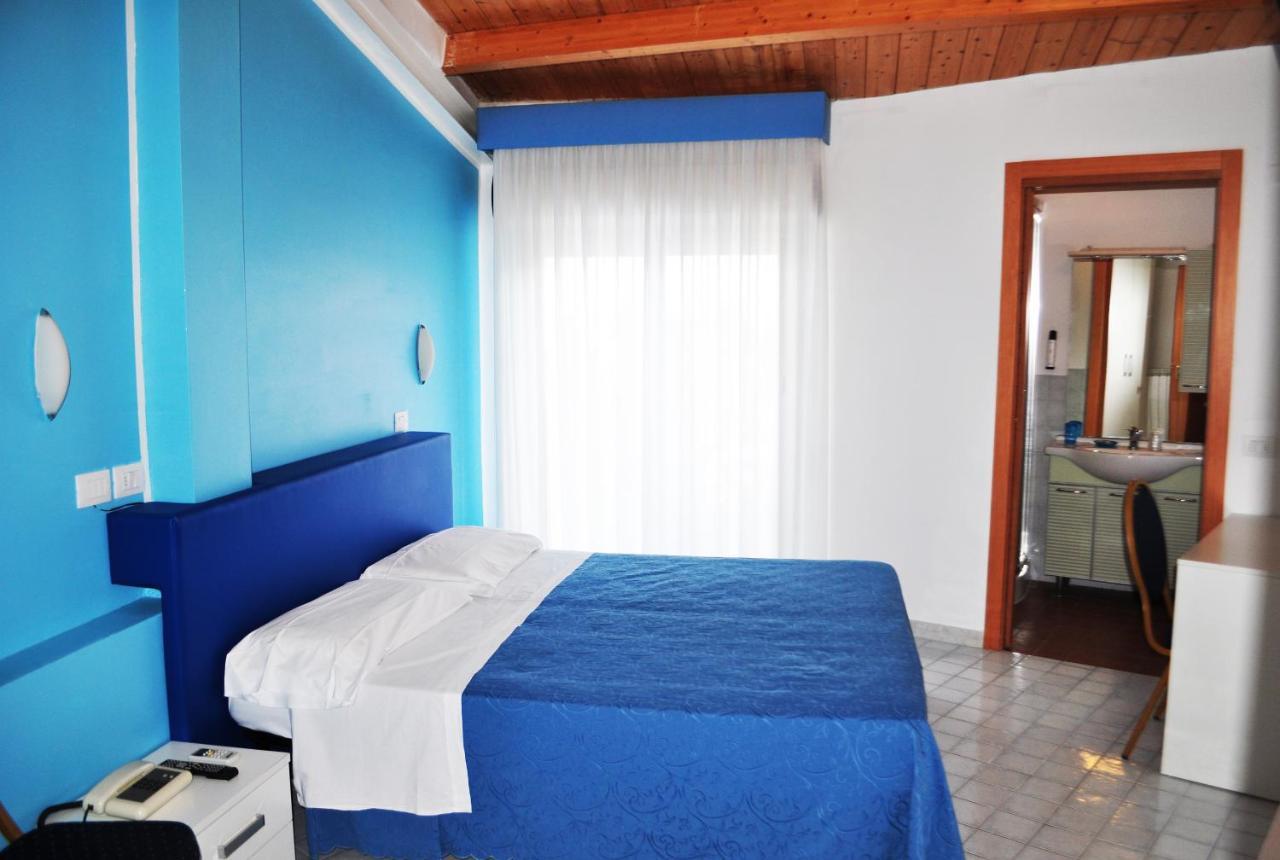 Hotel Albatros Roseto Degli Abruzzi Bagian luar foto
