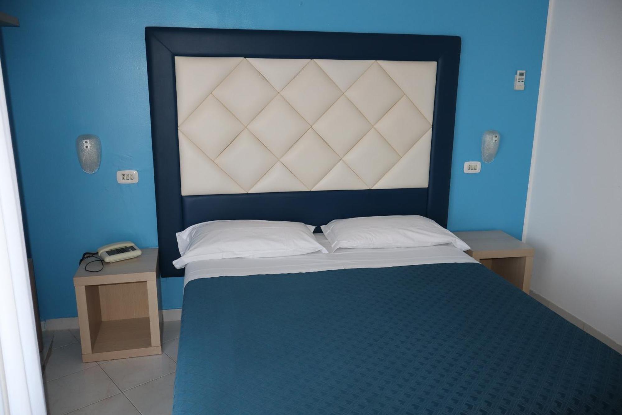Hotel Albatros Roseto Degli Abruzzi Bagian luar foto