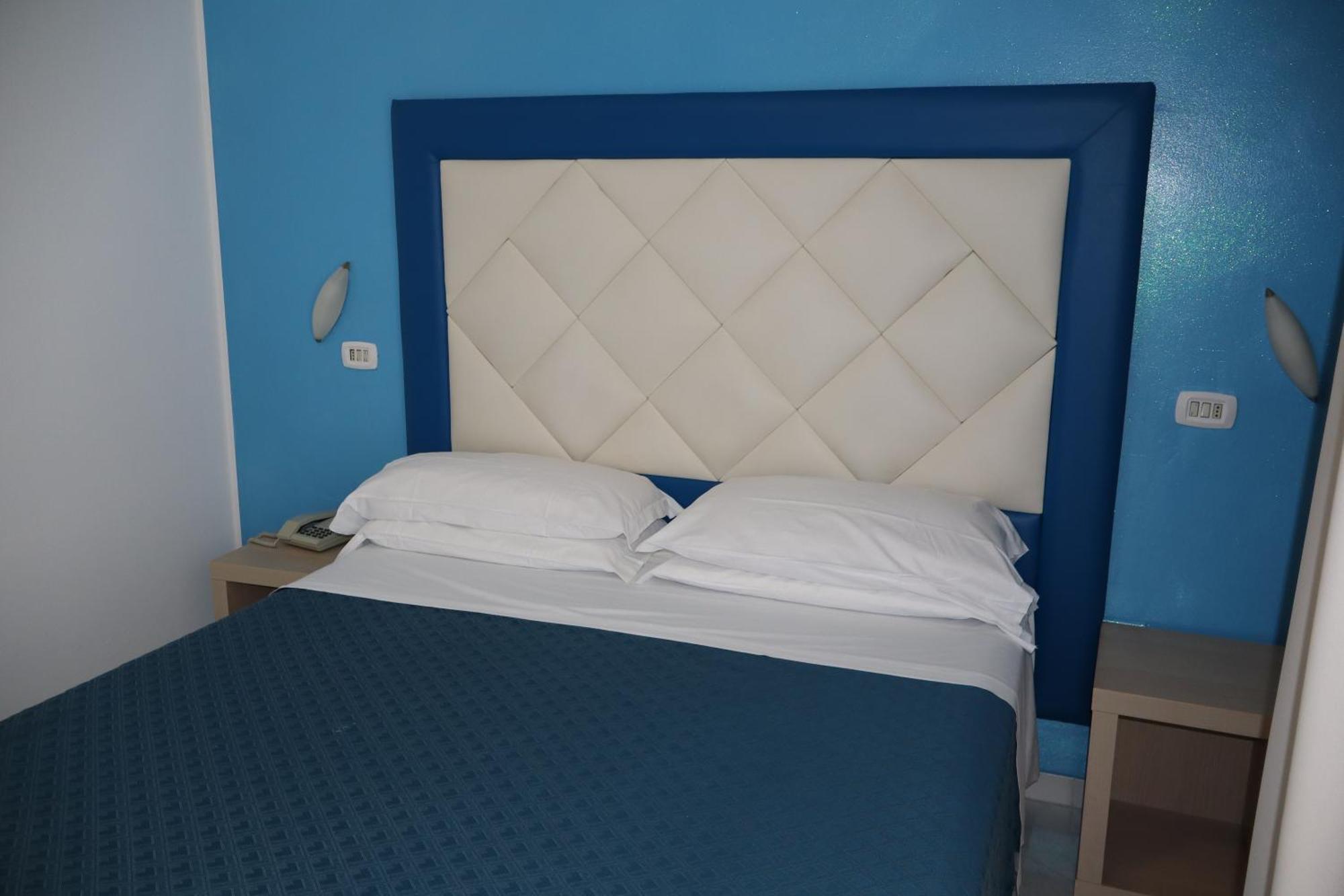 Hotel Albatros Roseto Degli Abruzzi Bagian luar foto