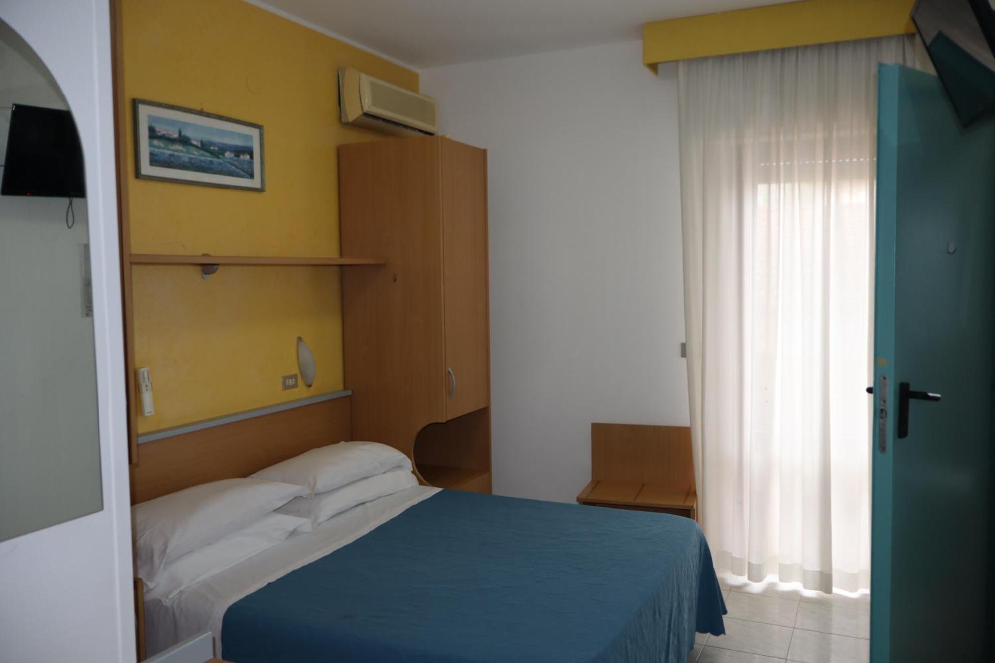Hotel Albatros Roseto Degli Abruzzi Bagian luar foto