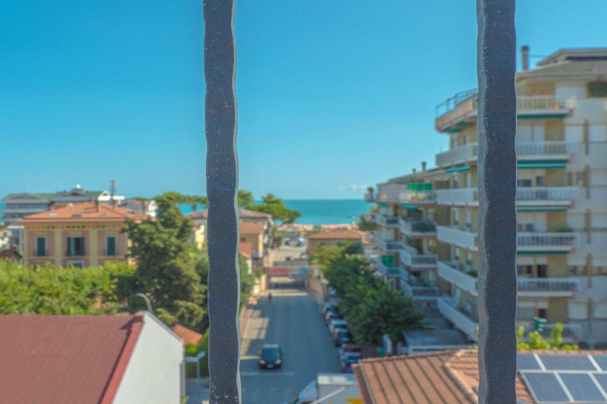 Hotel Albatros Roseto Degli Abruzzi Bagian luar foto
