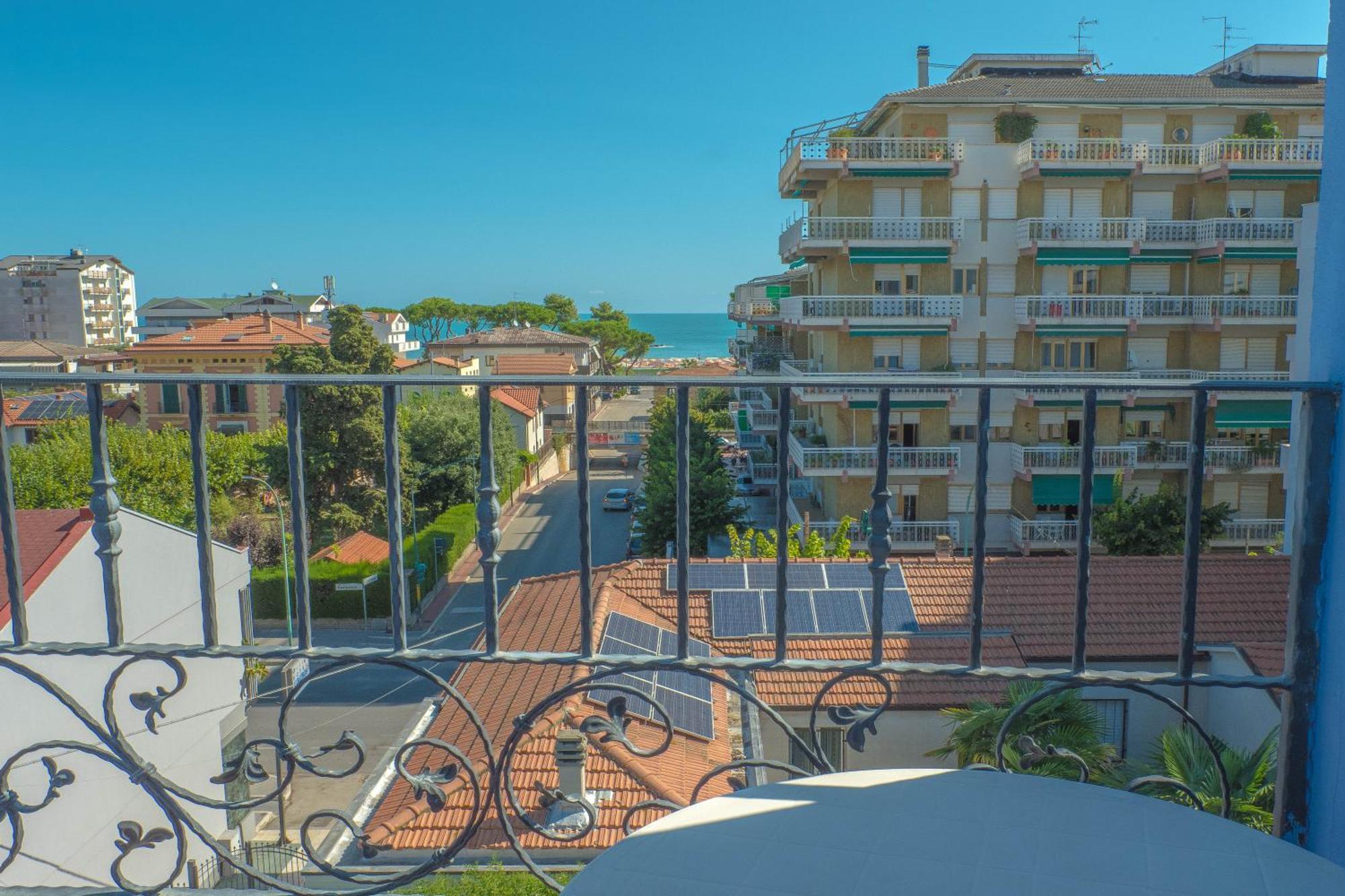 Hotel Albatros Roseto Degli Abruzzi Bagian luar foto