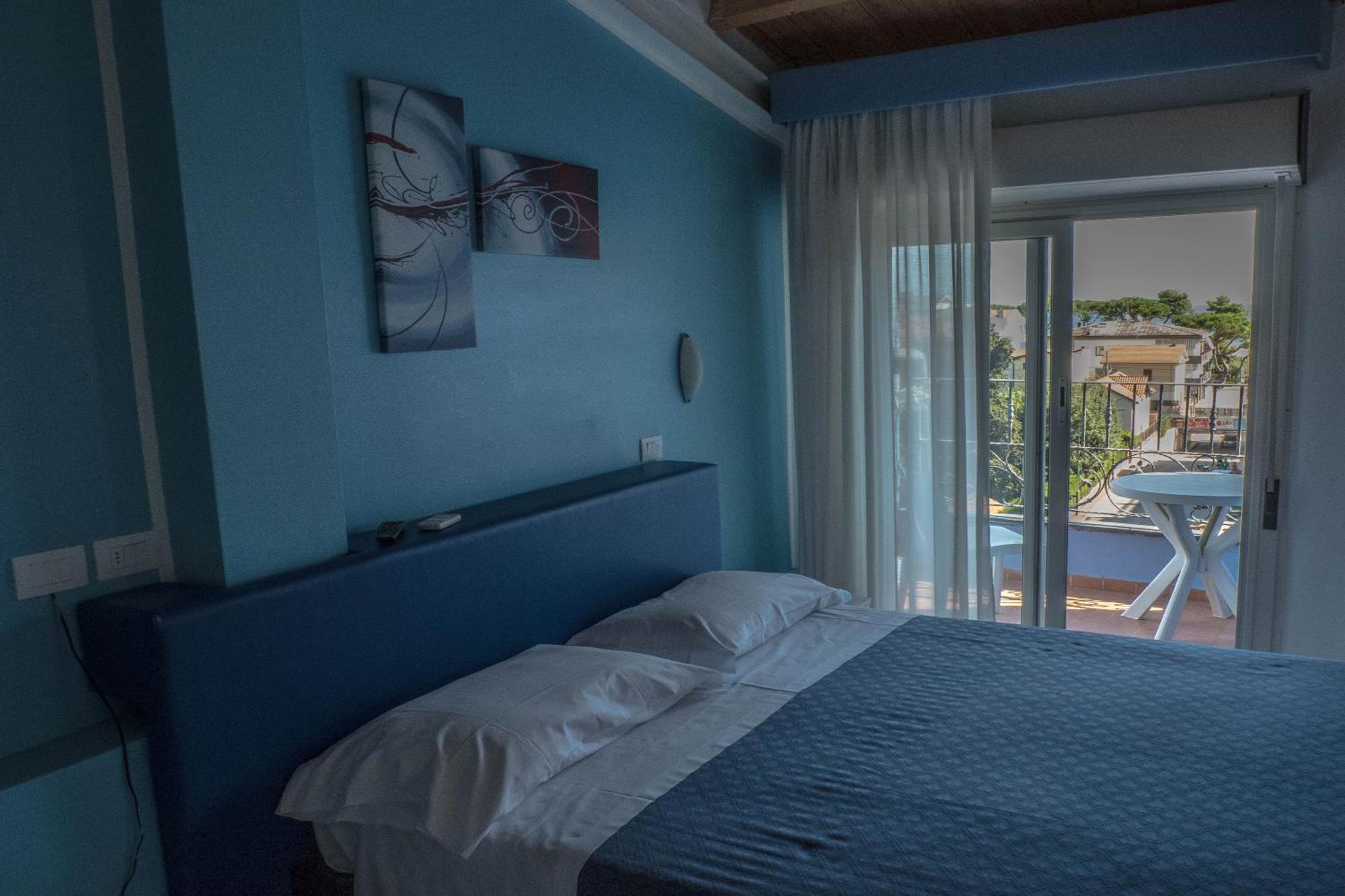 Hotel Albatros Roseto Degli Abruzzi Bagian luar foto