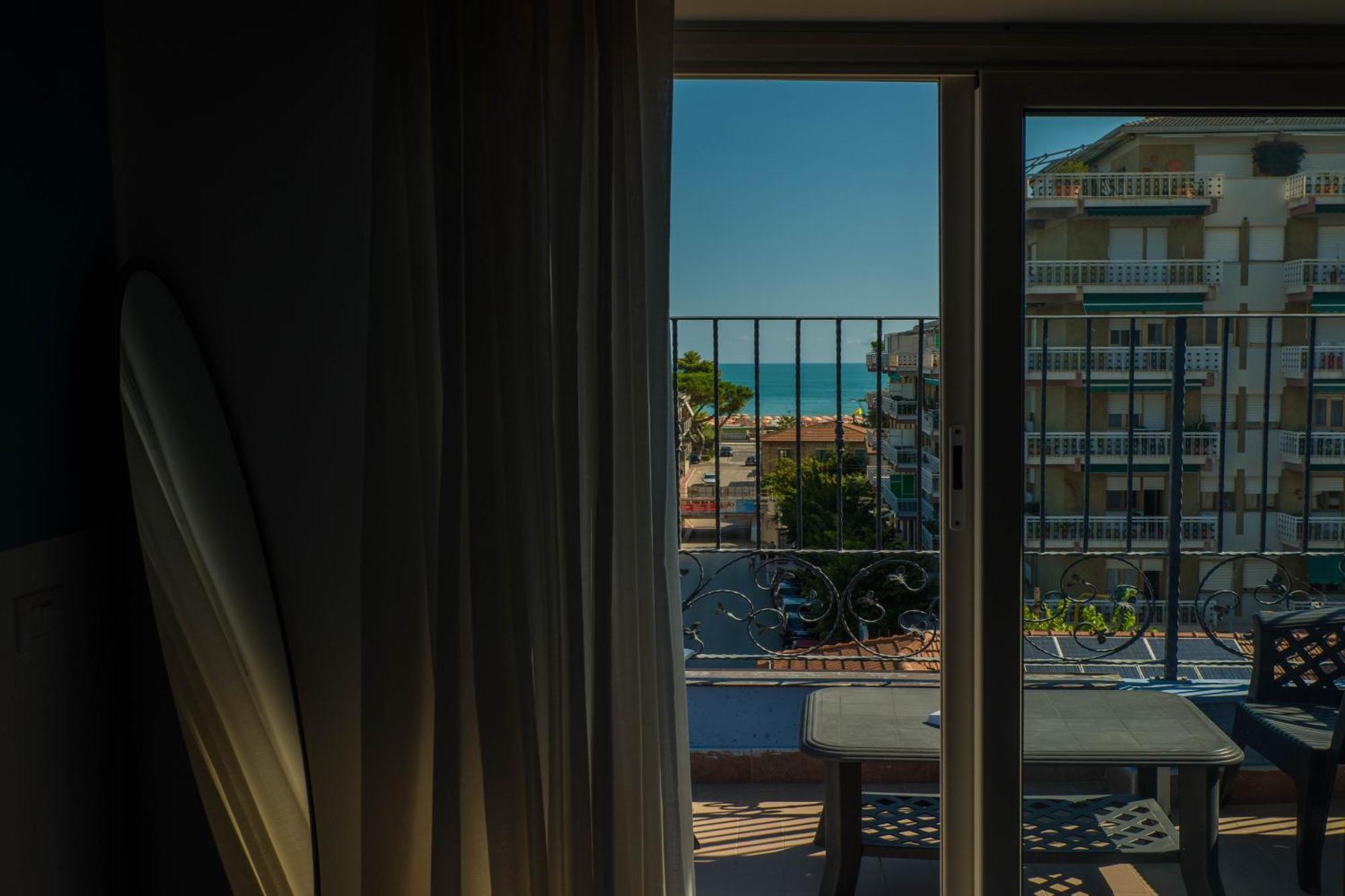 Hotel Albatros Roseto Degli Abruzzi Bagian luar foto