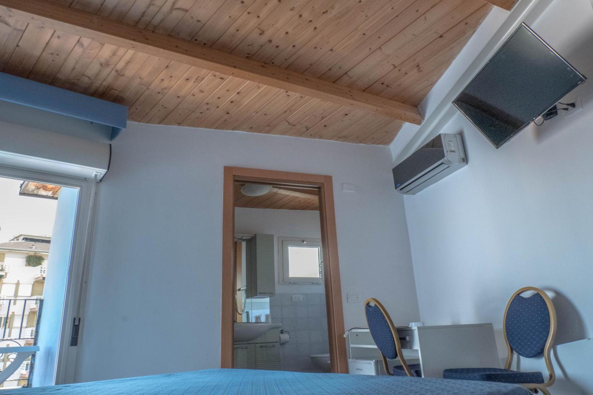 Hotel Albatros Roseto Degli Abruzzi Bagian luar foto