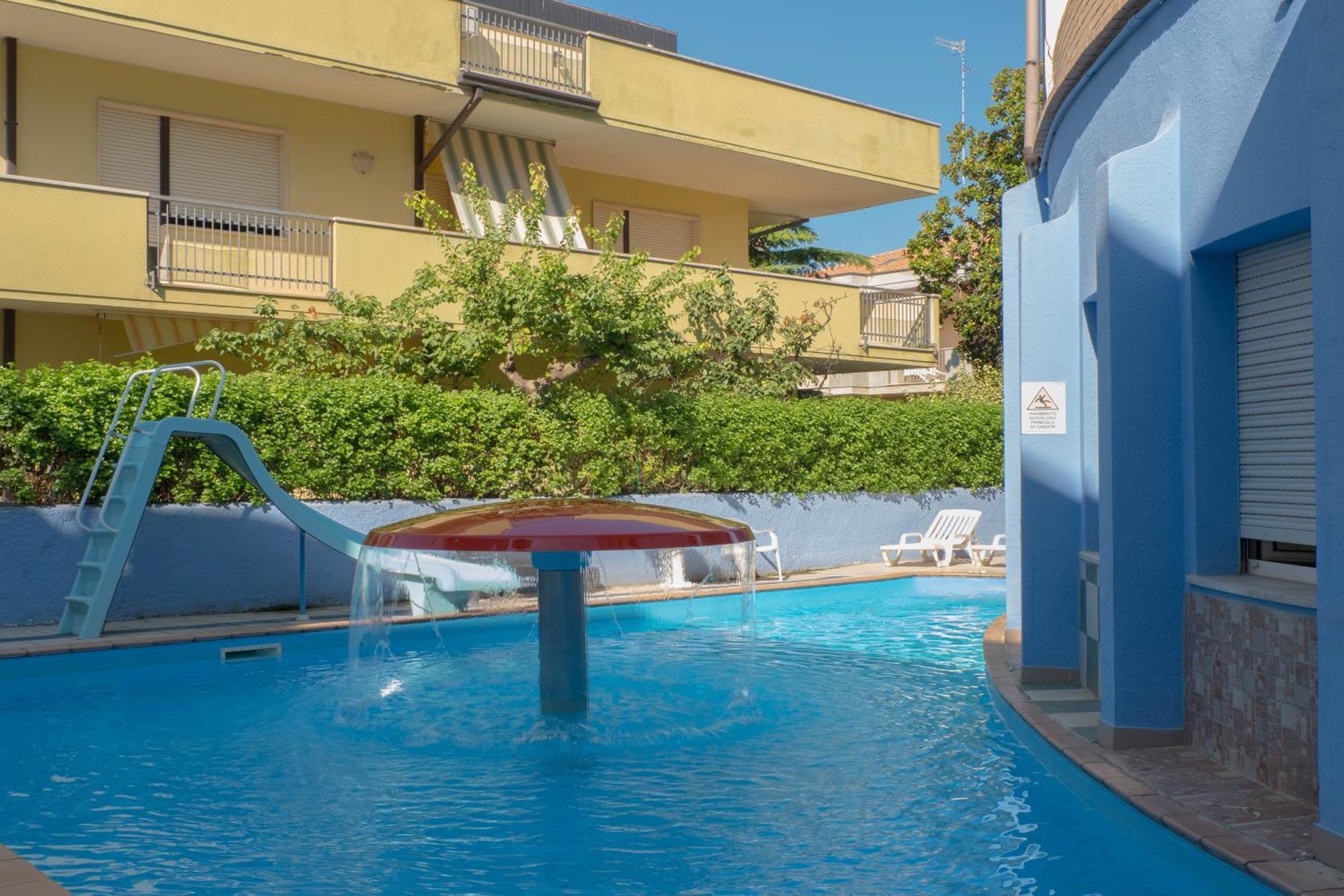 Hotel Albatros Roseto Degli Abruzzi Bagian luar foto