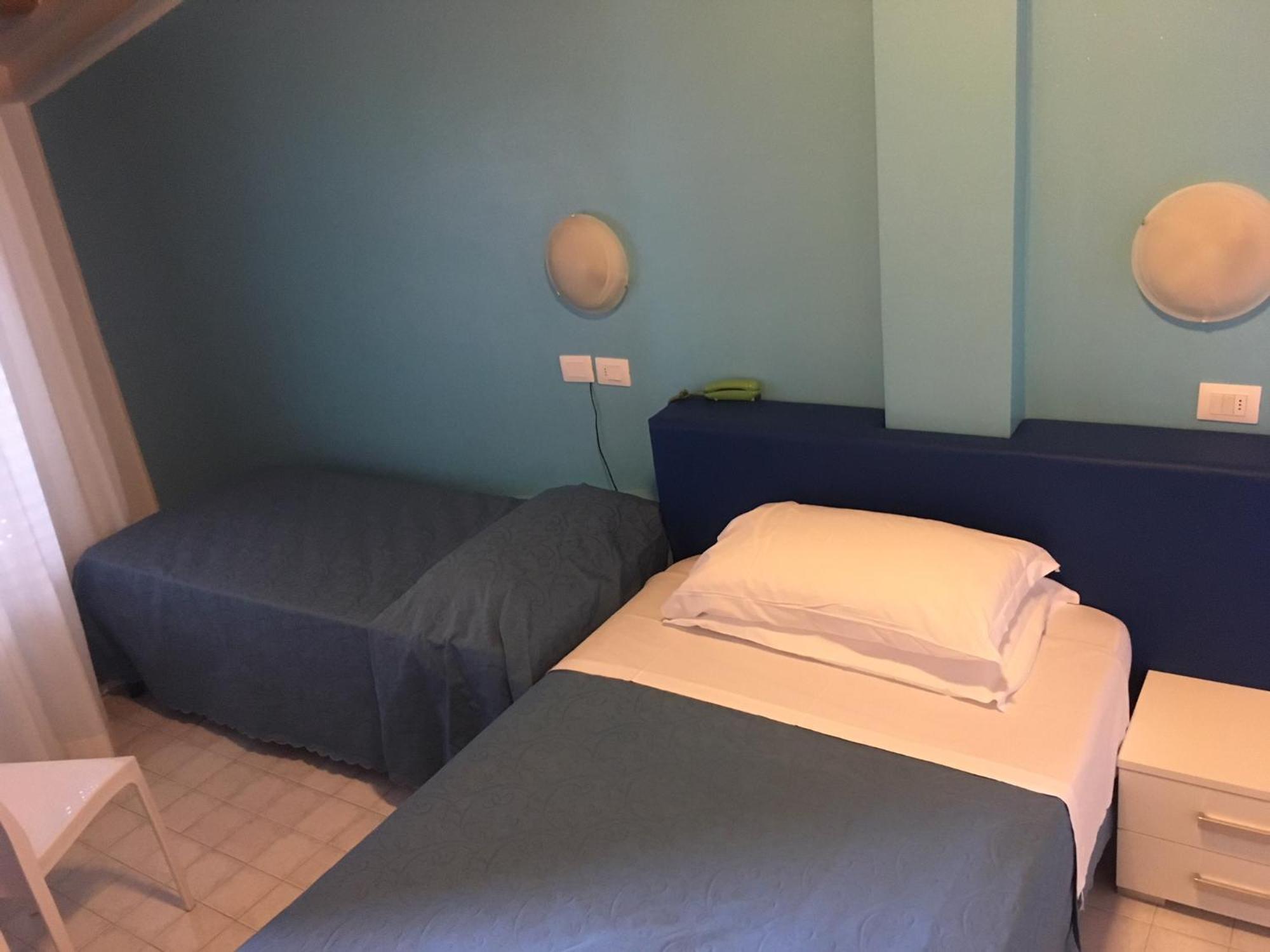 Hotel Albatros Roseto Degli Abruzzi Bagian luar foto