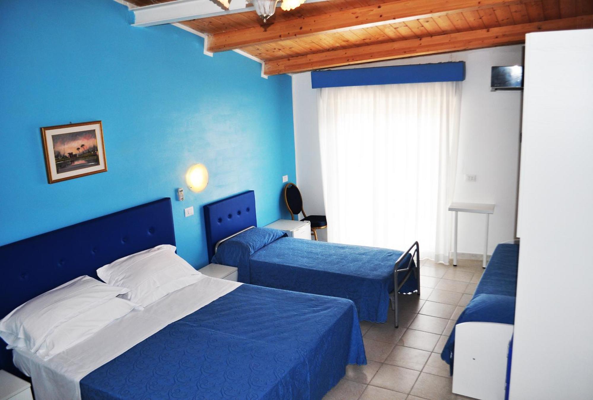 Hotel Albatros Roseto Degli Abruzzi Bagian luar foto