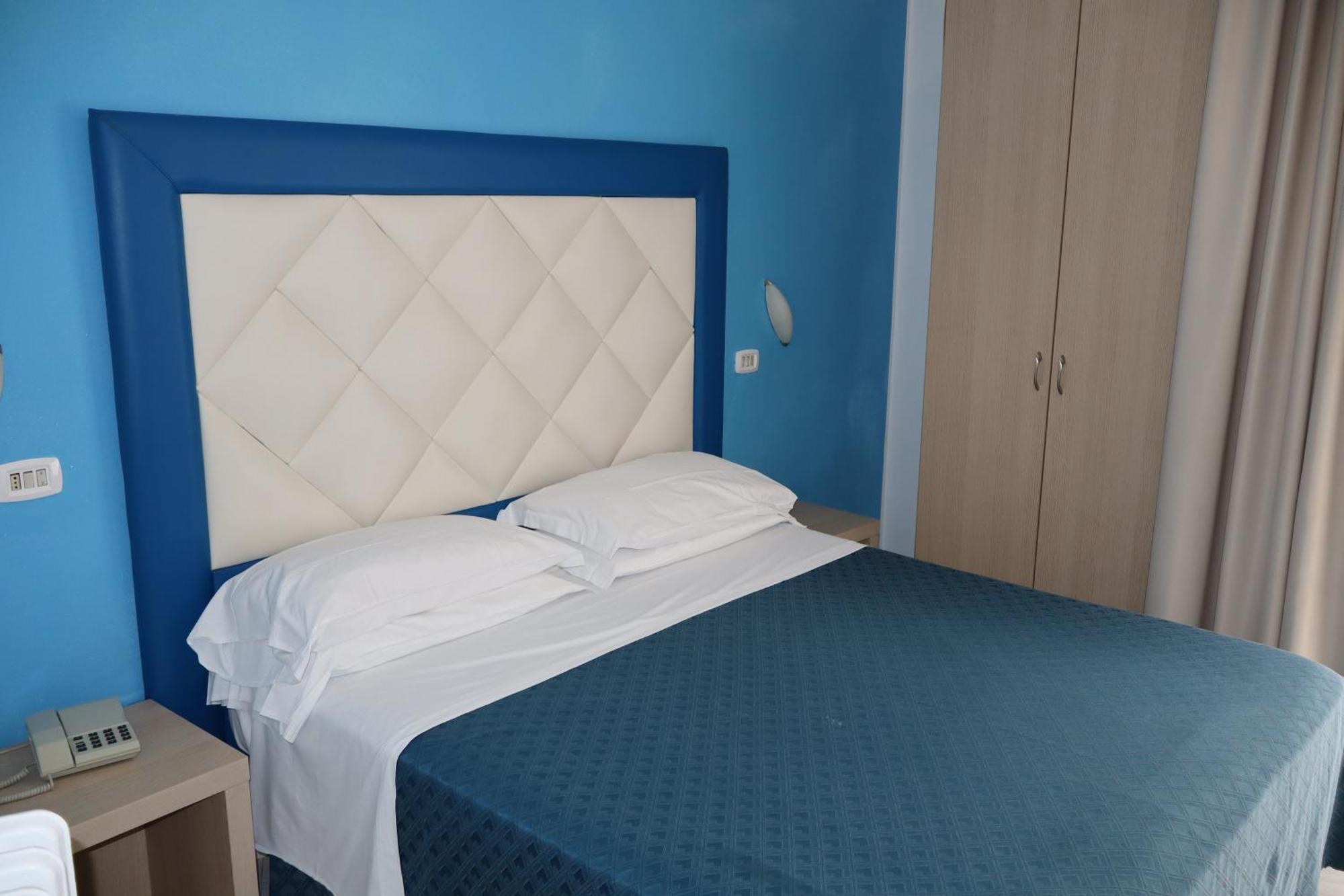 Hotel Albatros Roseto Degli Abruzzi Bagian luar foto