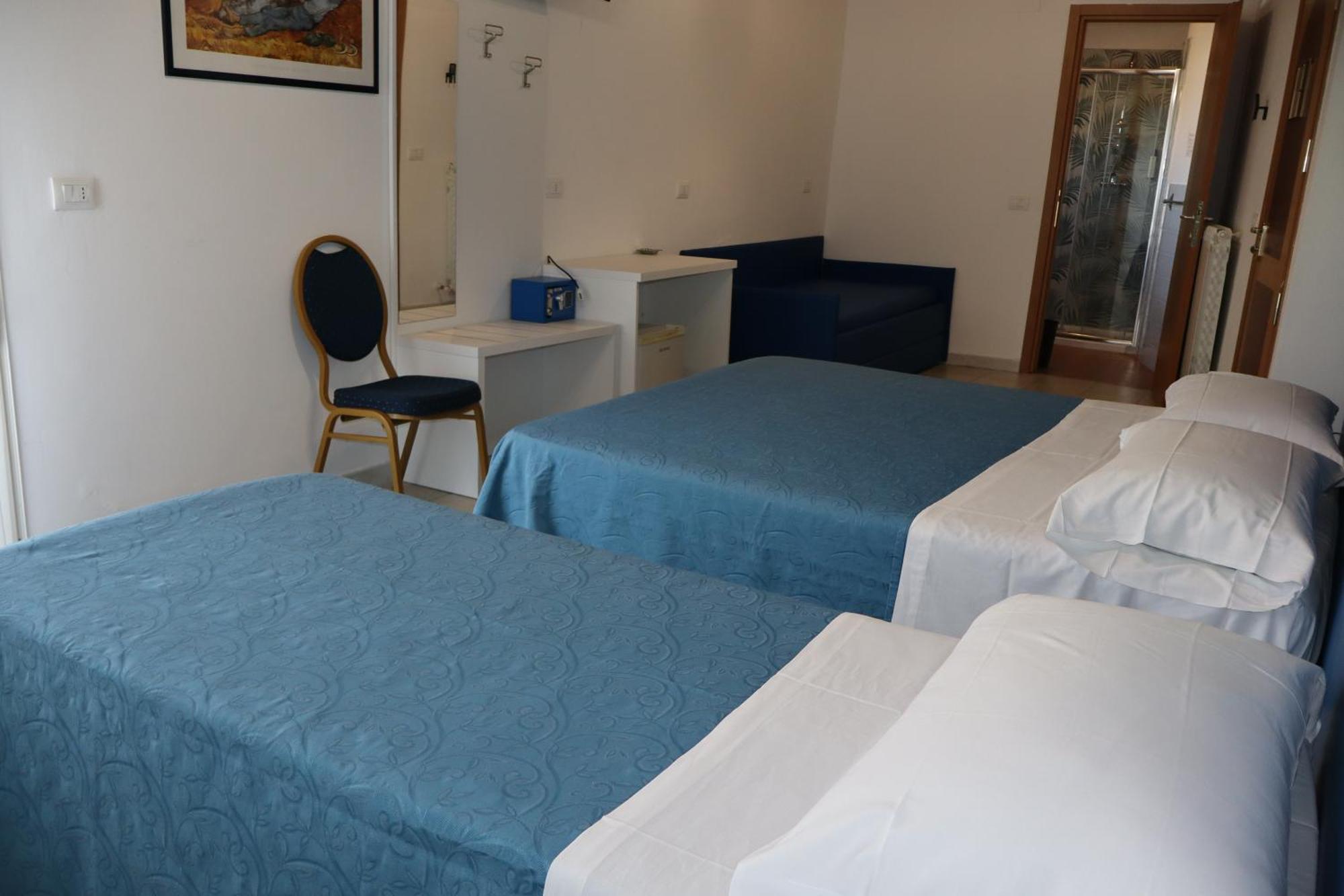 Hotel Albatros Roseto Degli Abruzzi Bagian luar foto