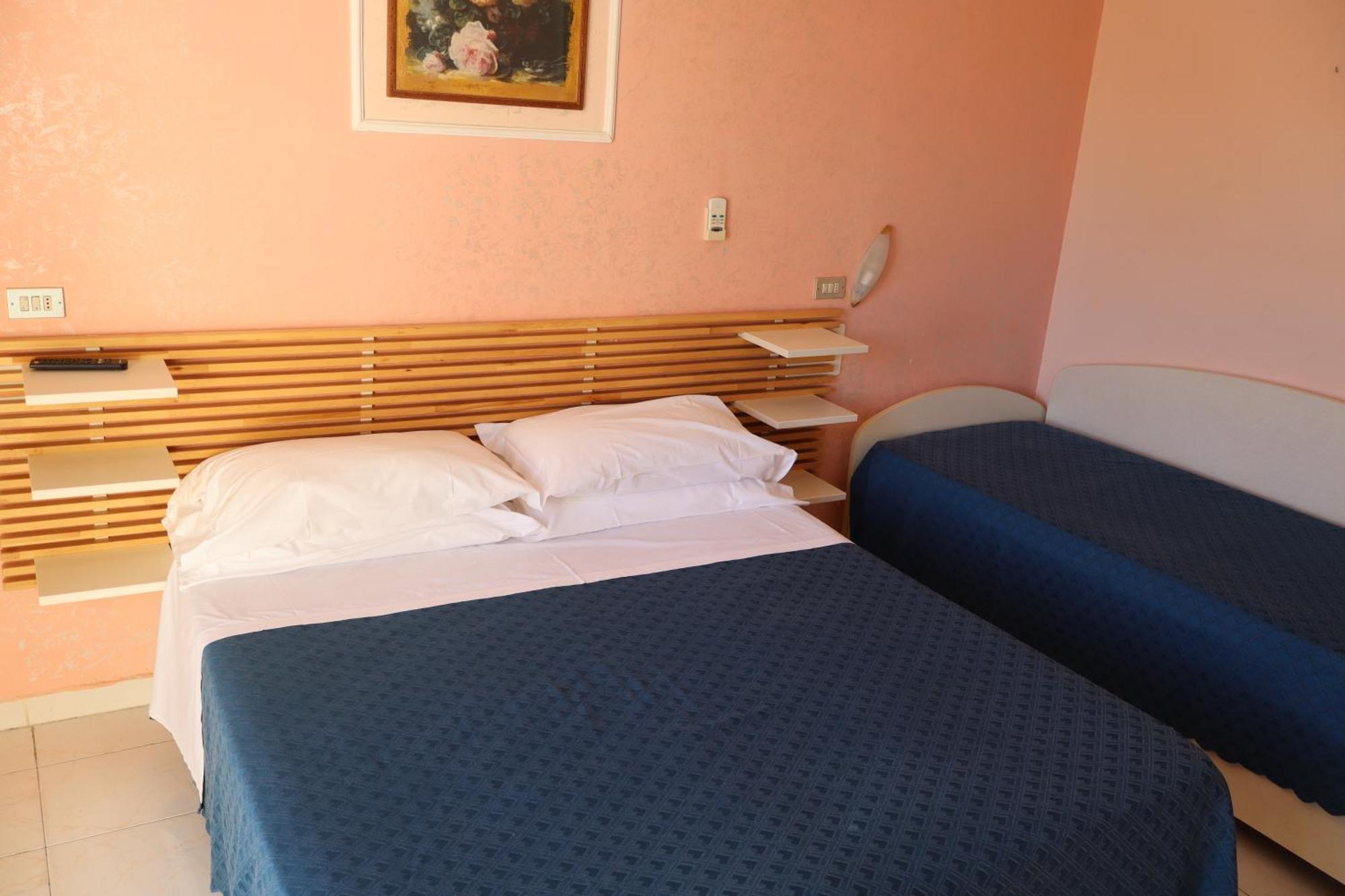 Hotel Albatros Roseto Degli Abruzzi Bagian luar foto
