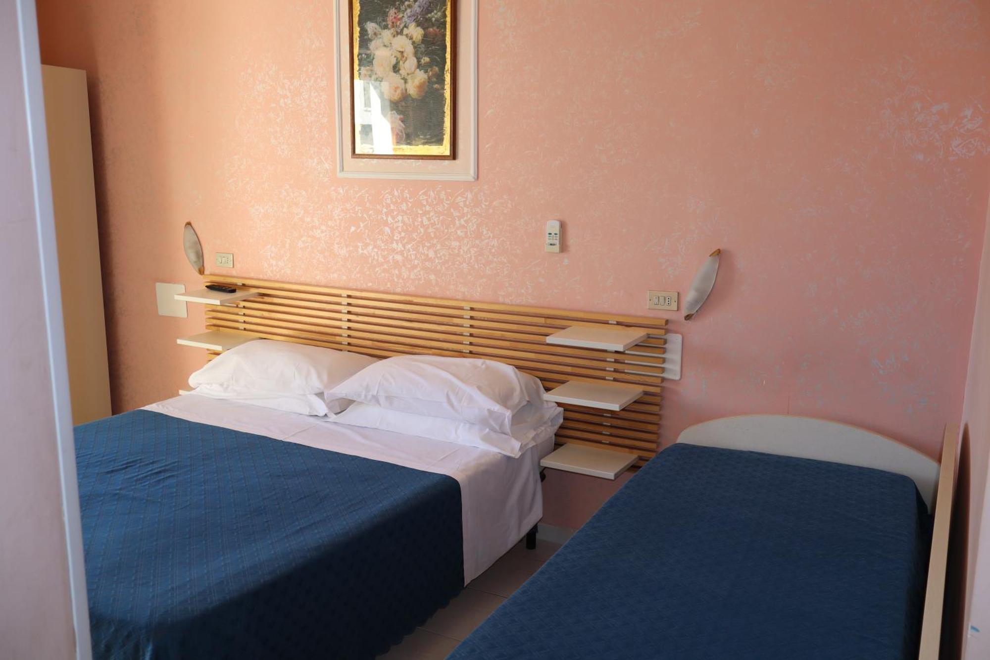 Hotel Albatros Roseto Degli Abruzzi Bagian luar foto